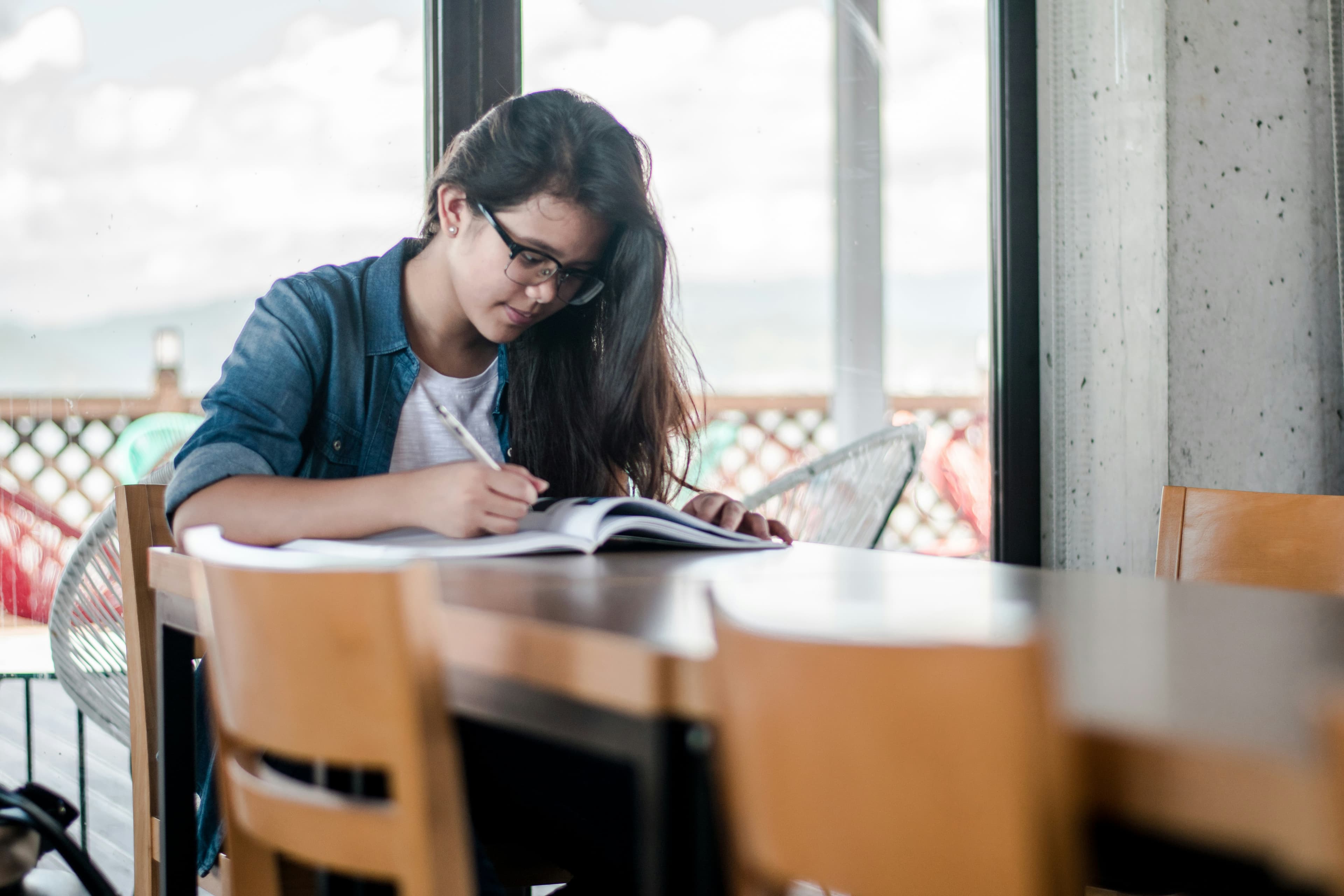 Cuaderno con notas clínicas y libros de medicina sobre escritorio