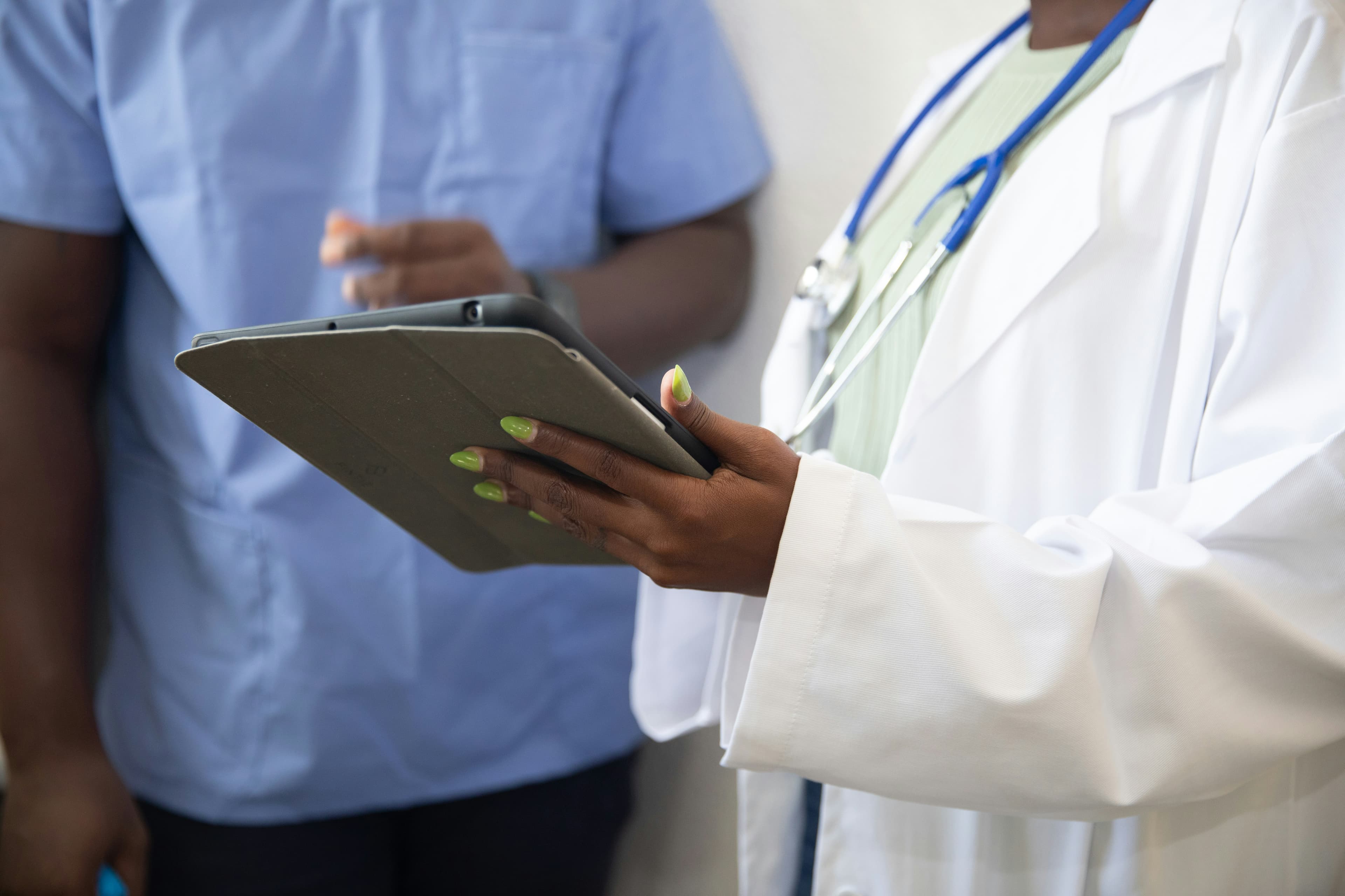 Médicos revisando información clínica en tablet durante pase de visita