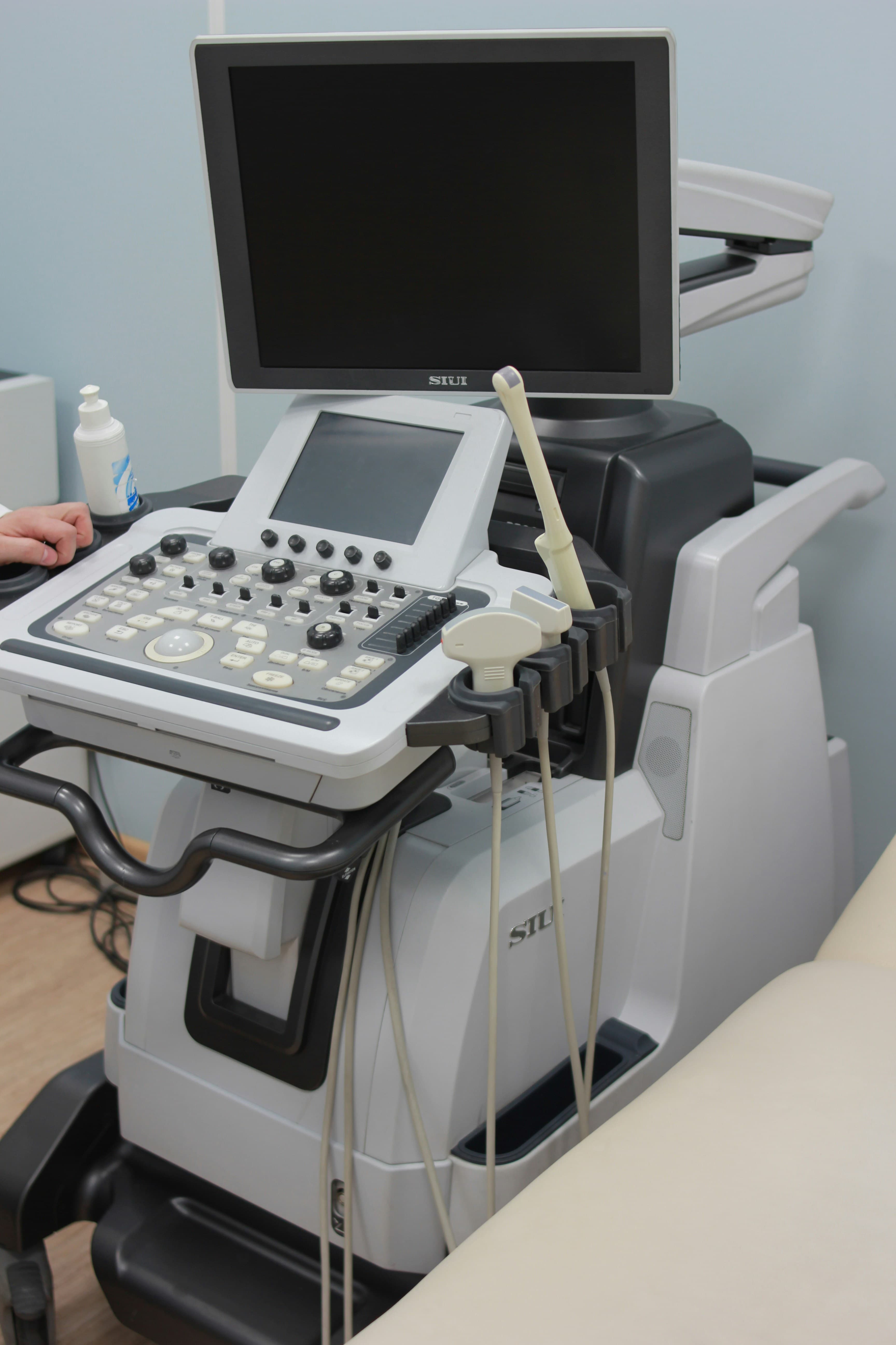 Equipo de ultrasonido con transductores para ecocardiograma