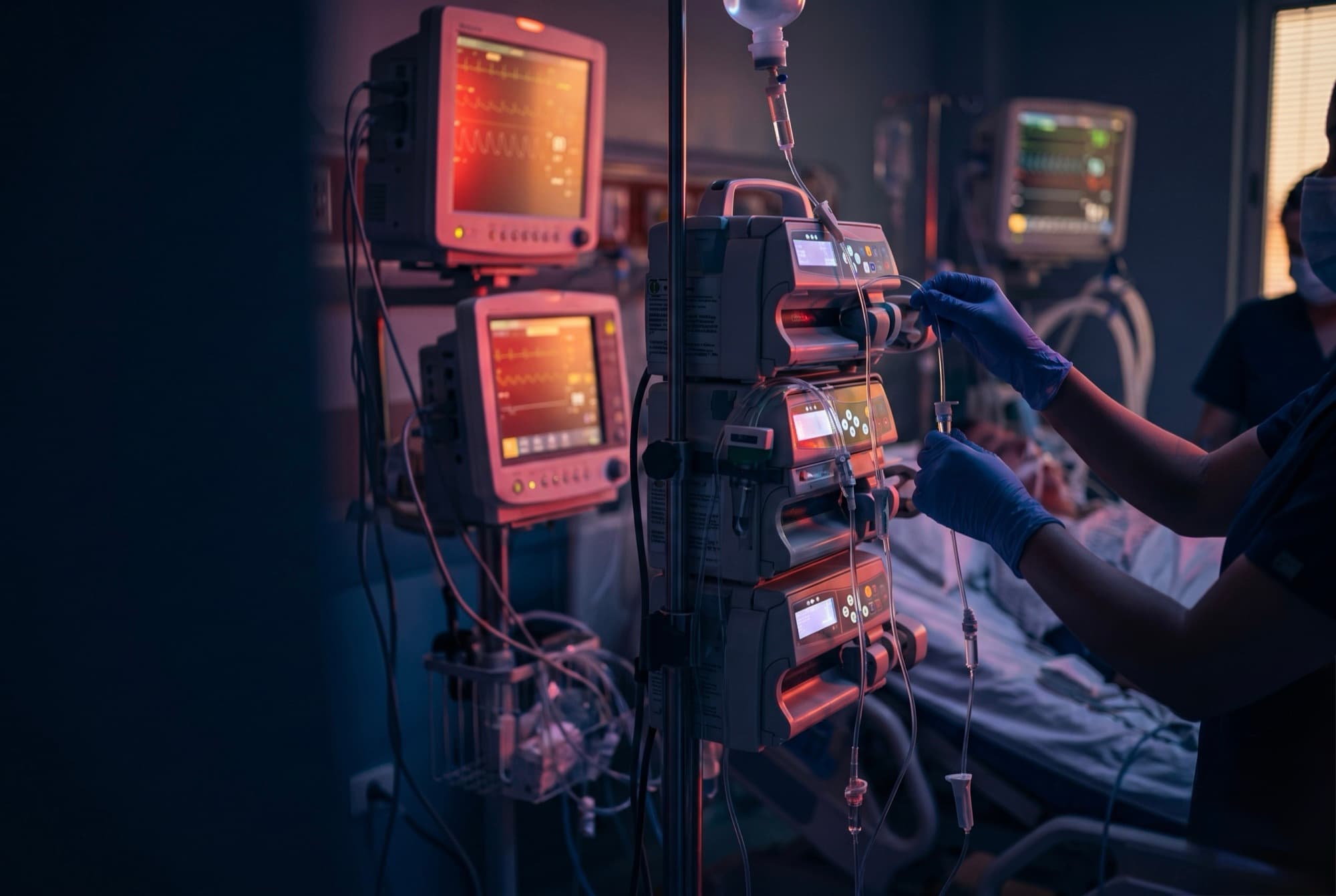 Unidad de cuidados intensivos con multiples bombas de infusion y monitores